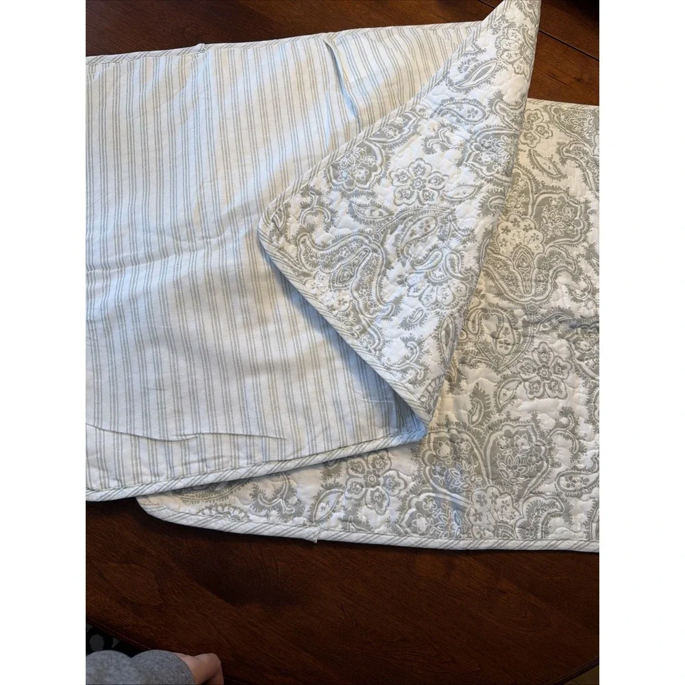 Tommy Bahama Gray White Paisley Medallion Set/2 Quilted Pillow Shams 20x26 1/2
